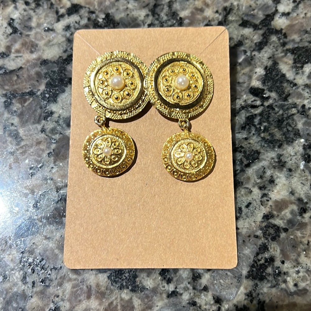 VINTAGE 1995 PREMIUM DESIGNS GOLD AND PEARL DANGLE EARRINGS